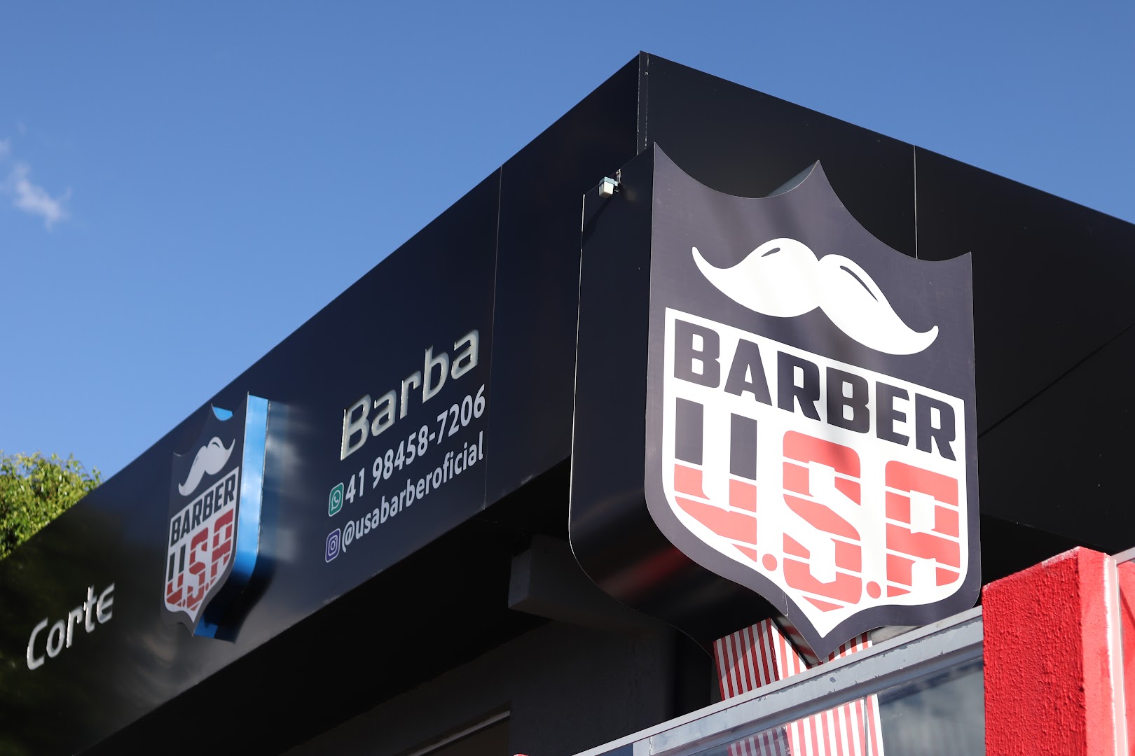 Fachada da USA Barber, barbearia no Xaxim, Curitiba